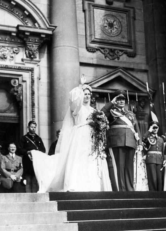 Герман Геринг на выходе из Берлинского собора после свадебной церемонии. 1935 г.