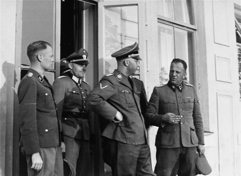 Генрих Гиммлер с офицерами СС. 1937 г.