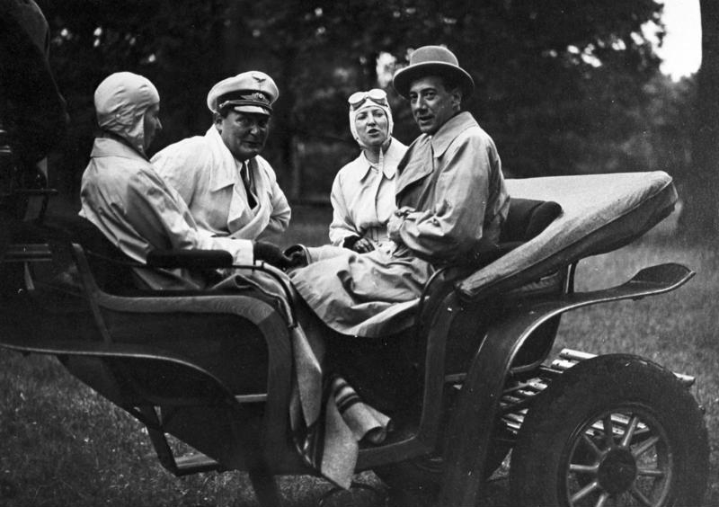 Герман Геринг и Юзеф Бек на прогулке. 1935 г.