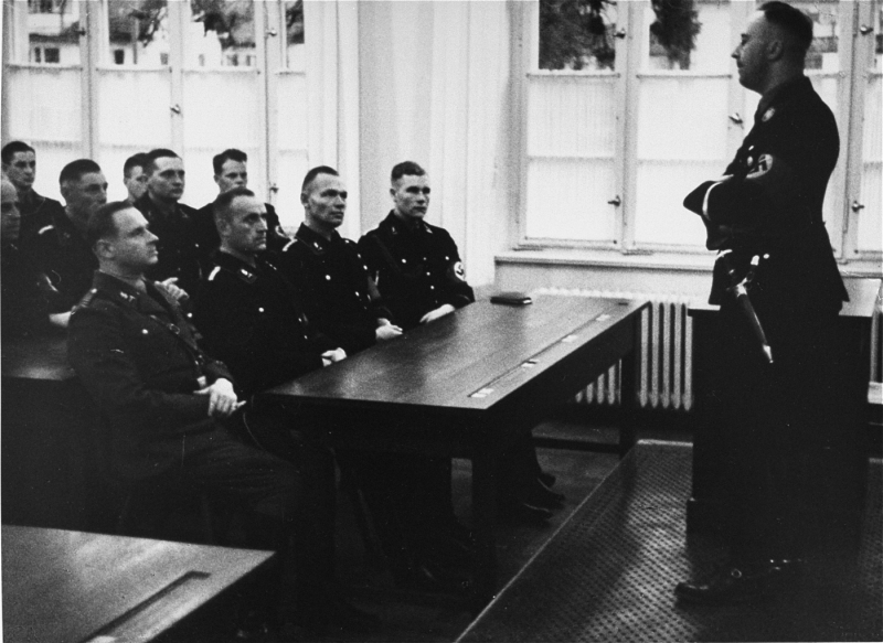 Генрих Гиммлер с офицерами СС. 1937 г.
