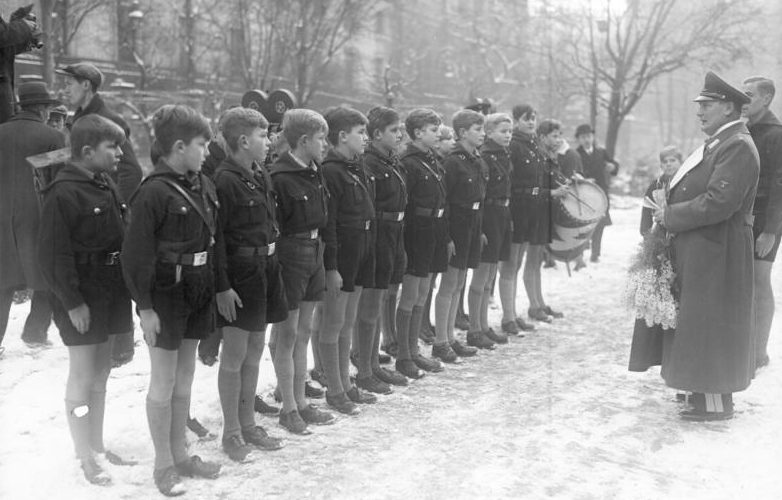 Герман Геринг принимает поздравления в свой день рождения. 1935 г.