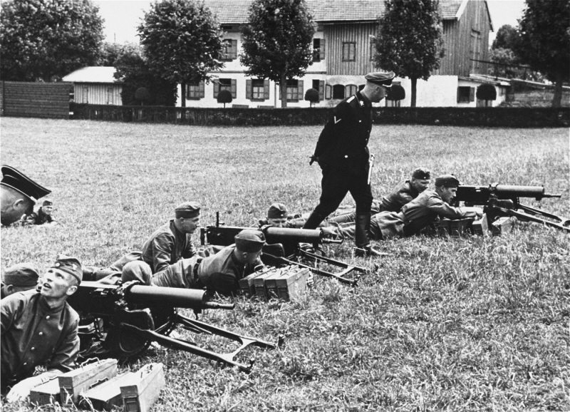 Генрих Гиммлер инспектирует войска СС. 1937 г.
