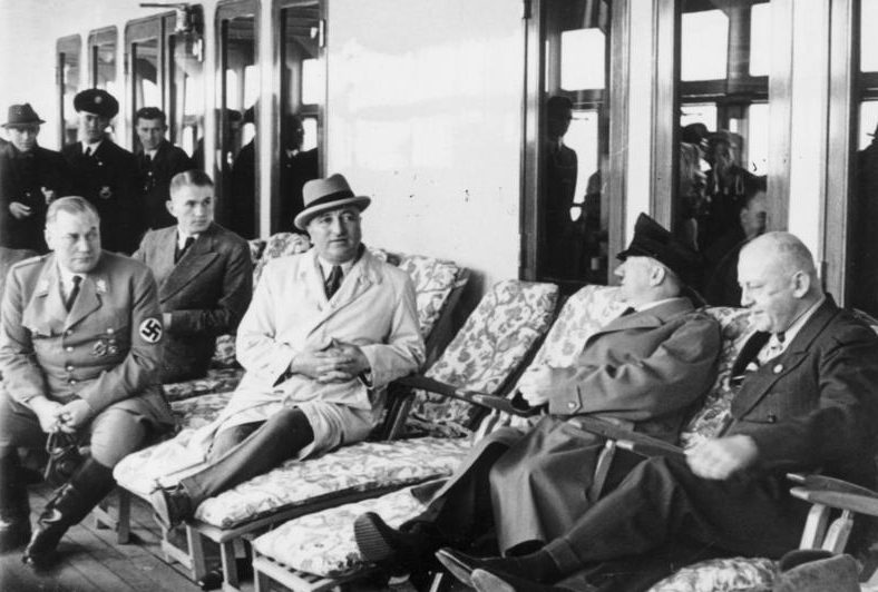 Адольф Гитлер, Адольф Вагнер, Роберт Лей и адъютант Брюкнер на лайнере «Роберт Лей» 1939 г.