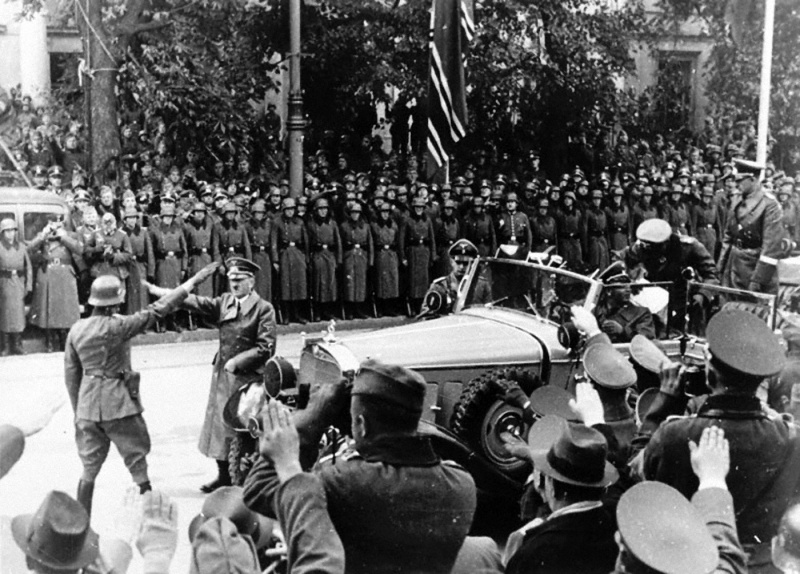 Адольф Гитлер в Варшаве. 1939 г.