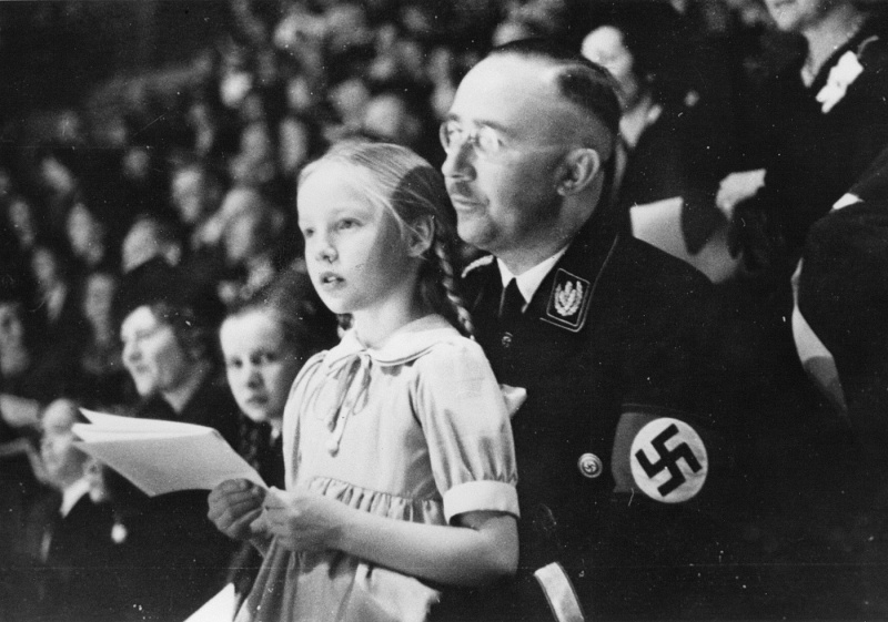 Генрих Гиммлер с дочерью Гудрун в берлинском дворце спорта. 1938 г.