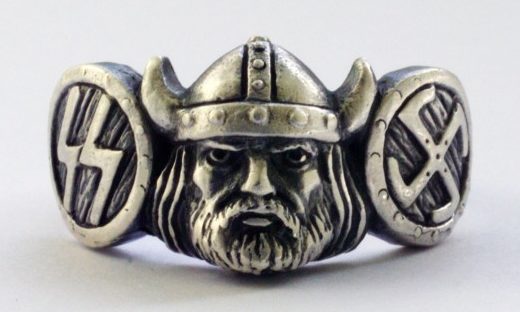 На щитке перстня изображение лица викинга. По сторонам щитка - рельефные руны СС с правой стороны щитка перстня, с левой – свастика. Кольцо выполнено из серебра 835-ой пробы с применением чернения.