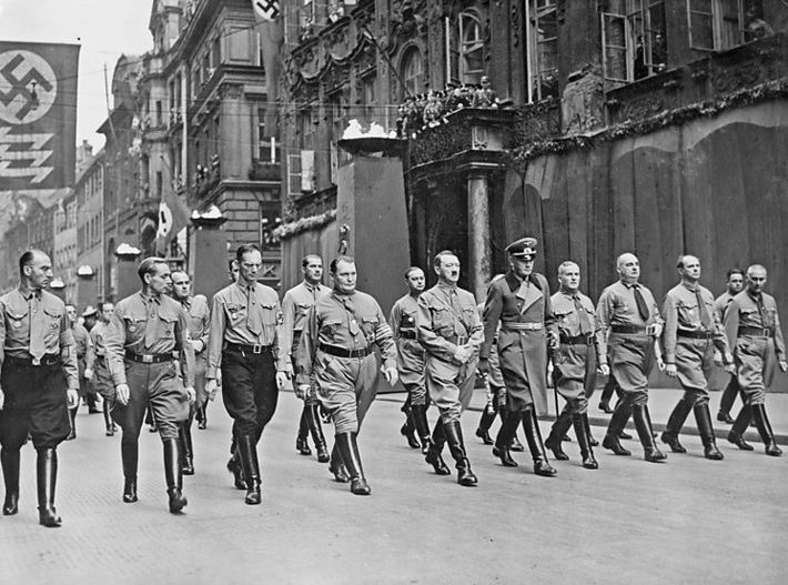 Герман Геринг с руководством Третьего рейха на демонстрации. 1935 г.