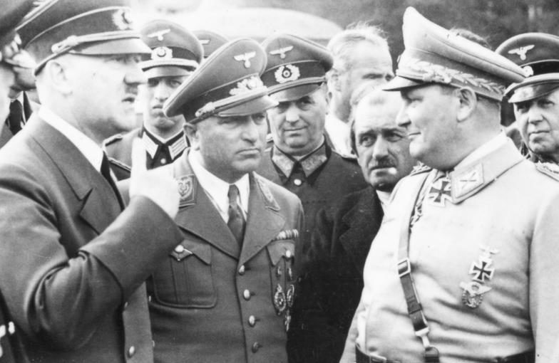Адольф Гитлер, Роббер Лей, Фердинанд Порше и Герман Геринг. «Волчье логово». 1939 г. 