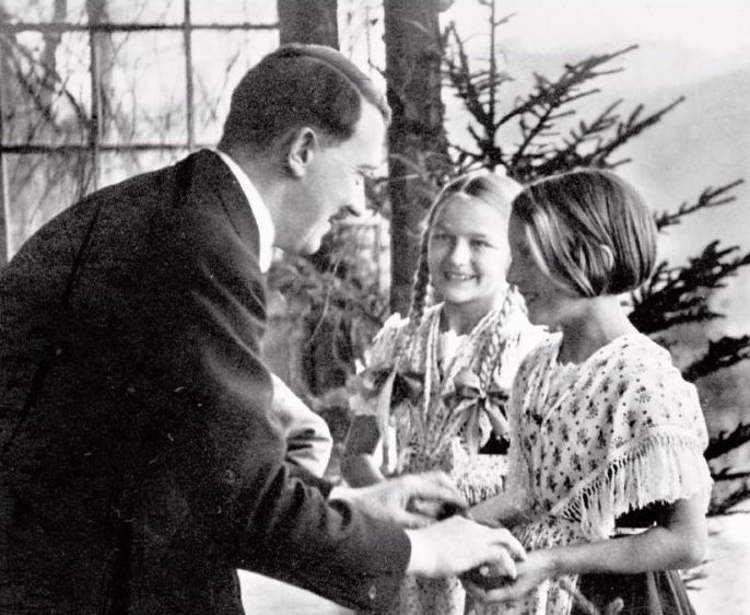 Адольф Гитлер с детьми.