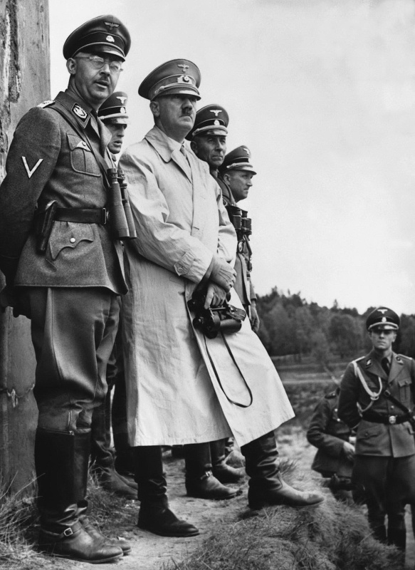 Генрих Гиммлер и Адольф Гитлер на маневрах в Мюнстере. 1938 г. 
