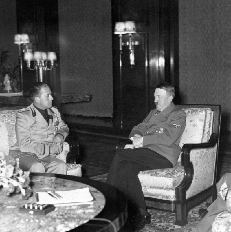 Адольф Гитлер и Голеаццо Чиано. 1939 г.
