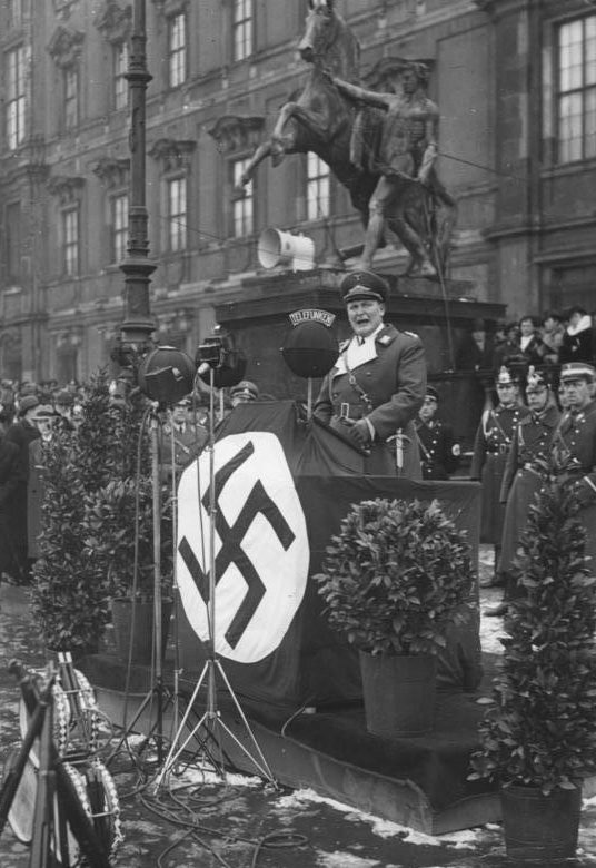 Герман Геринг выступает на собрании охотников. 1936 г.