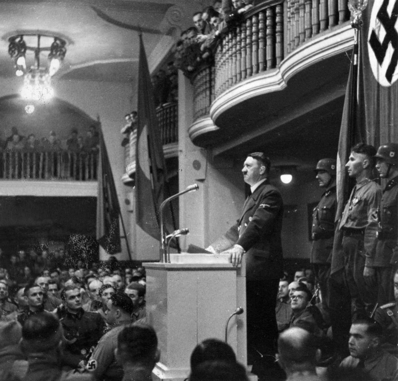 Адольф Гитлер в пивной «Бюргербройкеллер» перед покушением. 1939 г.