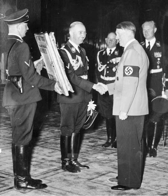 Генрих Гиммлер и Адольф Гитлер. 1939 г.
