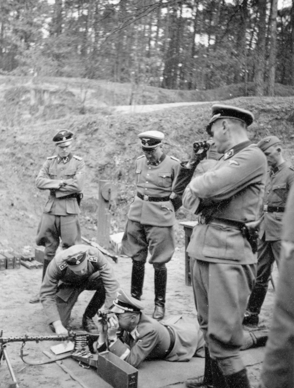 Генрих Гиммлер практикуется в стрельбе из пулемета MG-34. 1939 г.