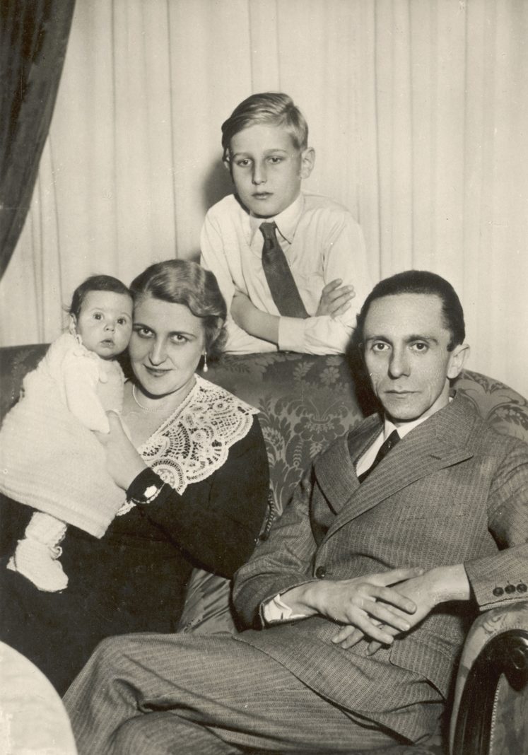 Йозеф Геббельс с семьей. Берлин. 1931 г.