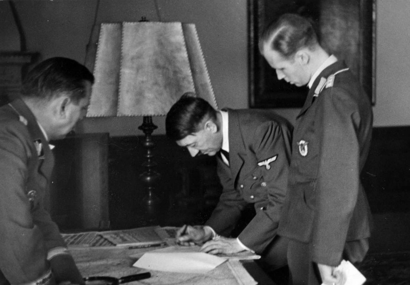 Адольф Гитлер подписывает приказ о начале войны с Польшей. 1939 г.