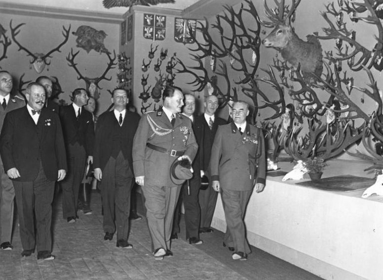 Герман Геринг на международной охотничьей выставке. Берлин. 1937 г.
