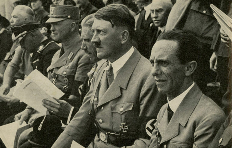 Йозеф Геббельс и Адольф Гитлер. 1933 г.
