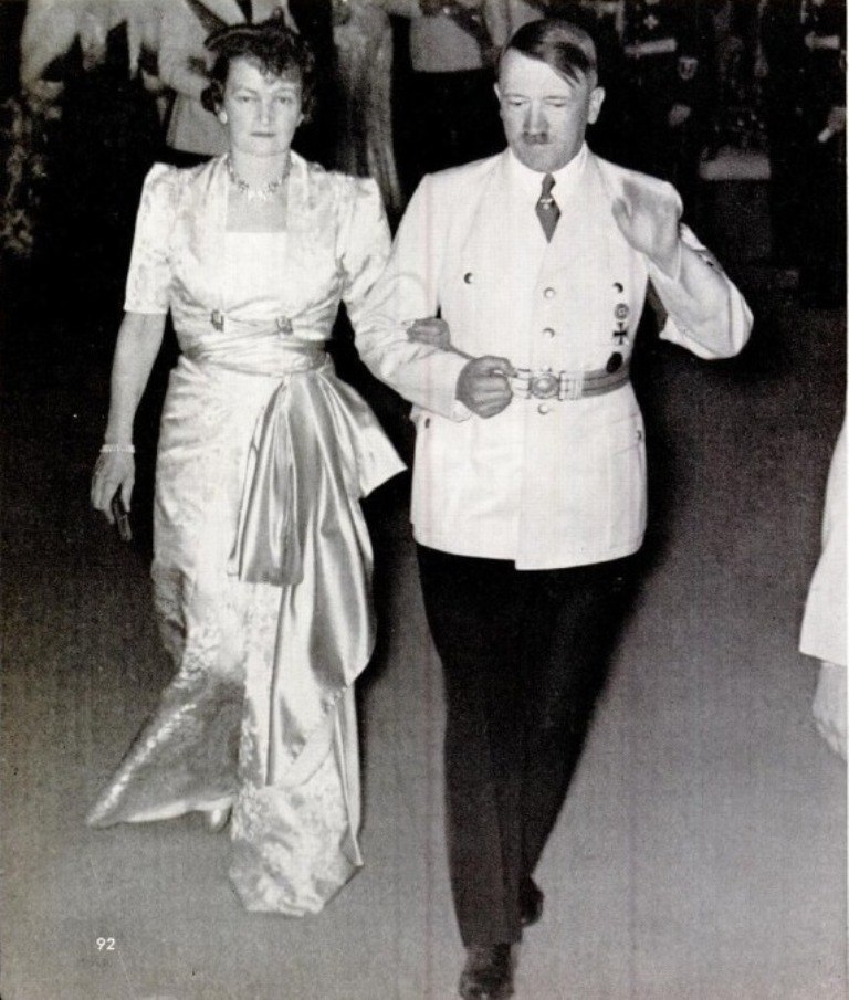 Адольф Гитлер и жена Риббентропа - Аннелиза фон Риббентроп. 1939 г.