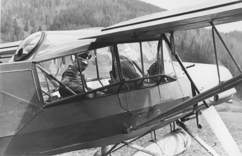Генрих Гиммлер в штабном самолете. 1940 г.