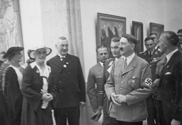 Герман Геринг и Адольф Гитлер в Доме искусства. 1937 г.