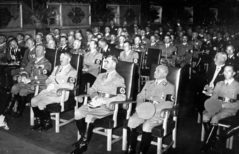 Йозеф Геббельс на партийном совещании. 1934 г.