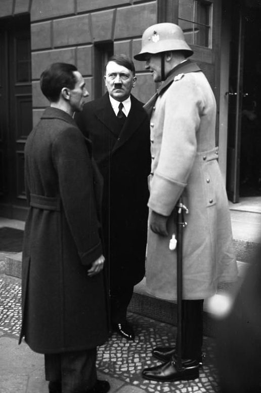 Йозеф Геббельс, Адольф Гитлер и Вернер фон Бломберг в день поминовения. Берлин. 1934 г.
