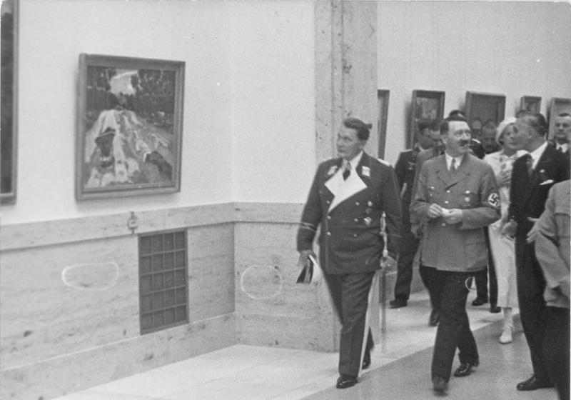 Герман Геринг и Адольф Гитлер в Доме искусства. 1937 г.