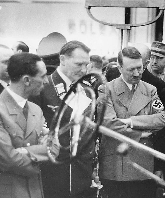 Адольф Гитлер, Герман Геринг и Иозеф Геббельс на автомобильной выставке. Берлин. 1939 г.