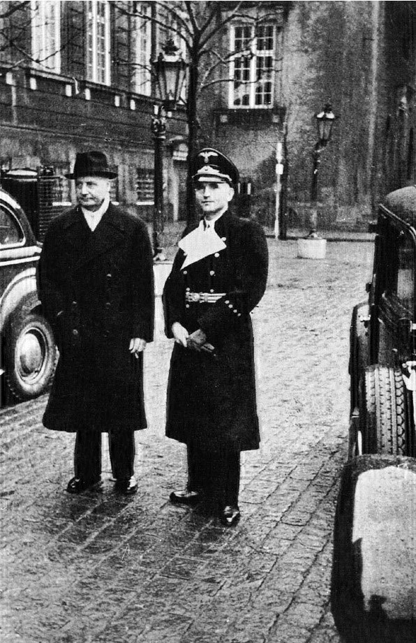 Вернер Бест и премьер-министр Дании Эрик Скавениус. Копенгаген. 1943 г.