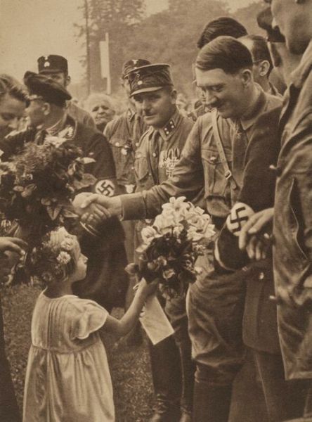 Адольф Гитлер с детьми. 