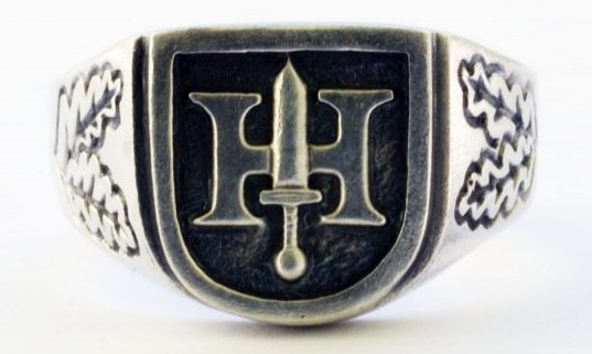 На щитке перстней рельефное изображение символа 9-й танковoй дивизии СС «Хоэнштауфен». Кольца выполнены из серебра 835-ой пробы с применением чернения. 