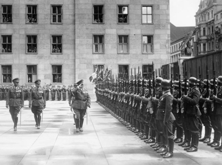 Герман Геринг перед строем солдат ВВС. 1937 г.