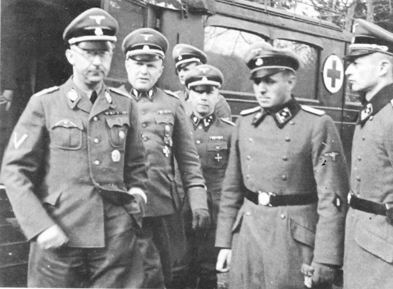 Генрих Гиммлер в госпитале дивизии СС «Мертвая голова». 1940 г.
