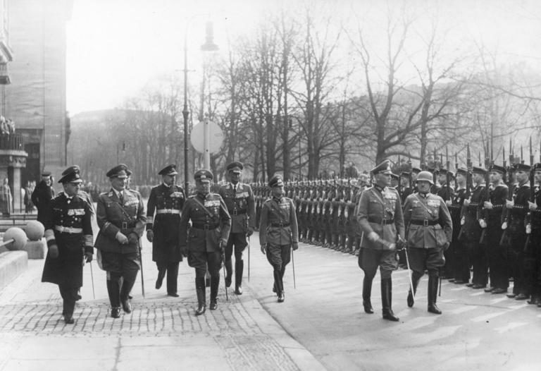 Герман Геринг на параде в честь 40-летнего военного юбилея генерал-фельдмаршала Бломберга. 1937 г.