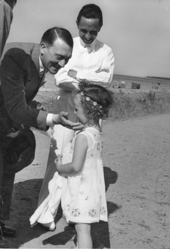 Йозеф Геббельс и его дочь Хельга с Гитлером на пляже в Хайлигендамме. 1935 г. 