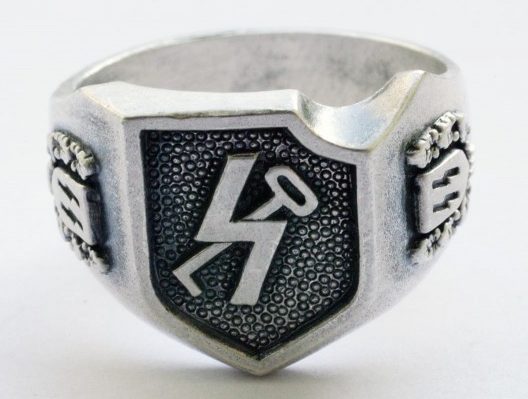 Перстень с рельефным изображением символа 12-й танковoй дивизии СС «Гитлерюгенд» выполнен из серебра 835-й пробы с применением чернения поля щитка. По сторонам щитка - руны СС в орнаменте из дубовых листьев. 
