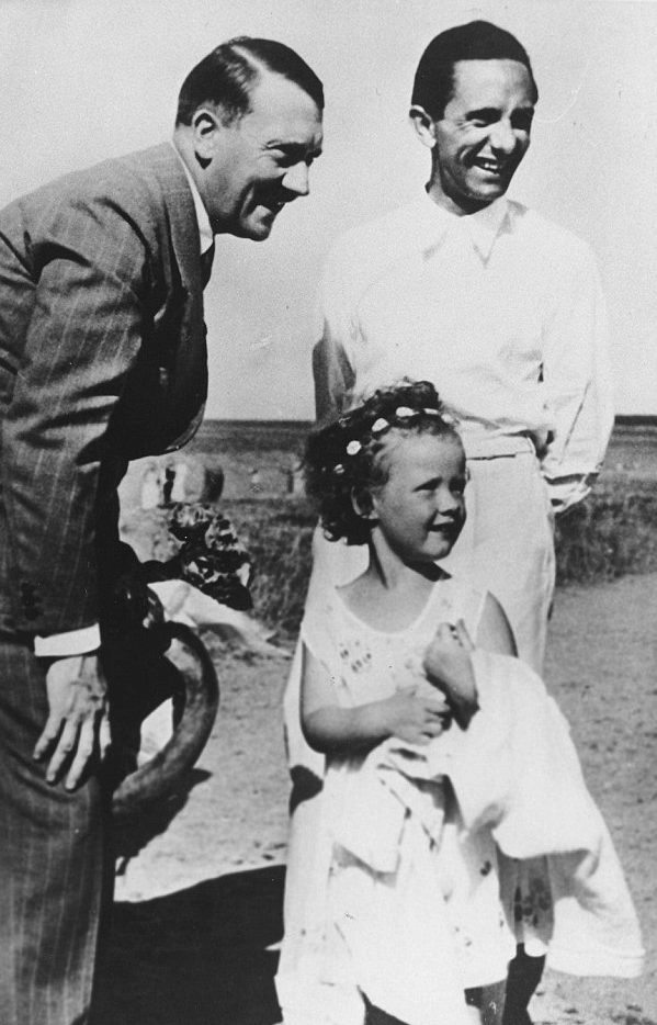 Йозеф Геббельс и его дочь Хельга с Гитлером на пляже в Хайлигендамме. 1935 г. 