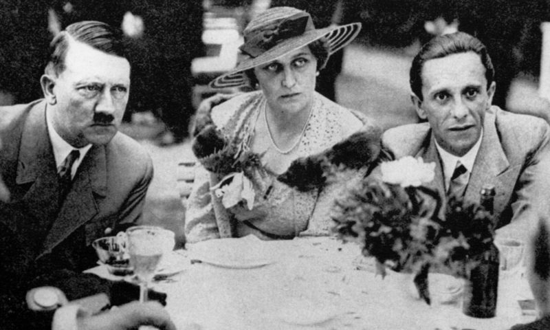 Йозеф Геббельс с женой и Адольф Гитлер. 1935 г.