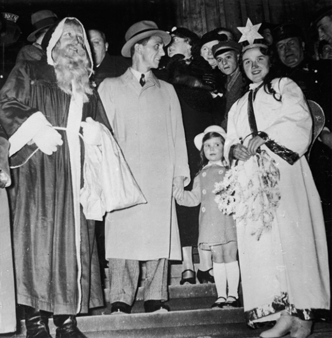 Йозеф Геббельс с семьей на празднике. 1935 г.