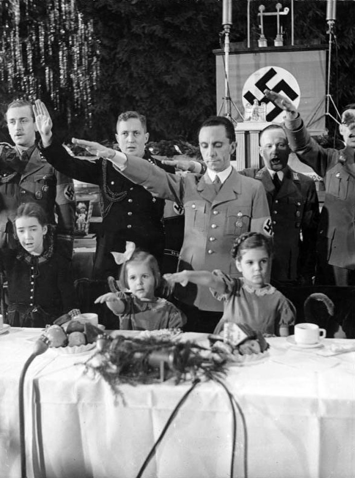 Йозеф Геббельс с семьей на празднике. 1935 г.