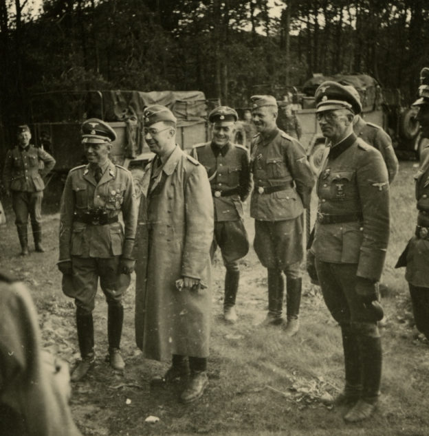 Генрих Гиммлер в полевом лагере на территории Франции. 1940 г.
