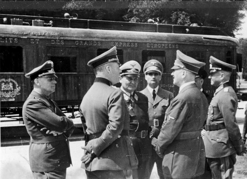 Адольф Гитлер на подписании перемирия с Францией в лесу у Компьене. 1940 г.