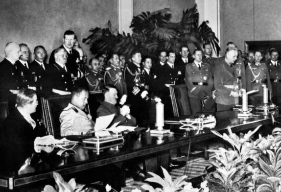 Адольф Гитлер, Саберо Курашу и Галеаццо Чиано при подписании Пакта Оси. Берлин. 1940 г.