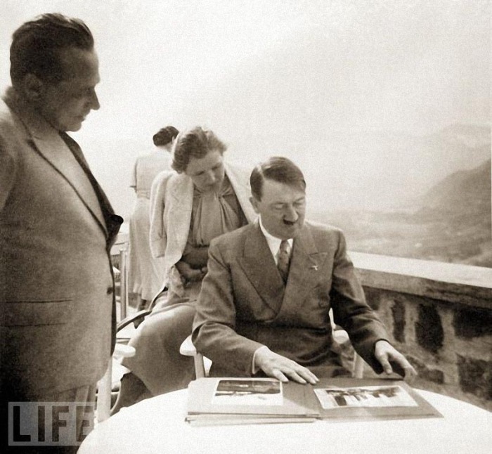 Адольф Гитлер и Ева Браун. 1940 г.