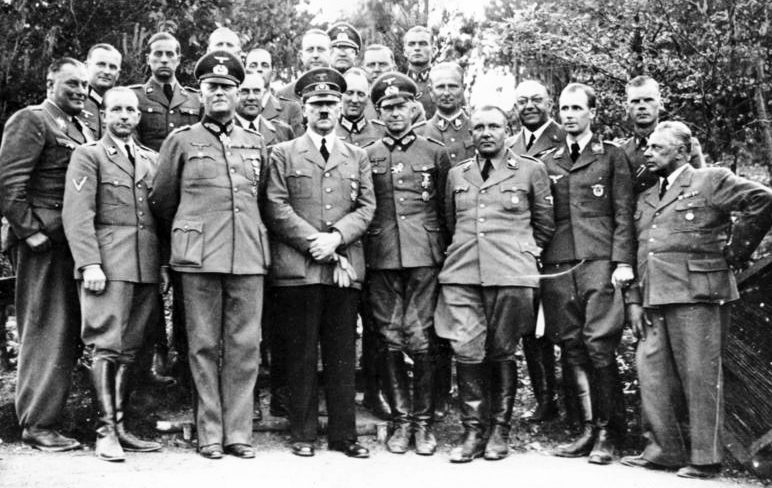 Адольф Гитлер среди высшего командования Вермахта. 1940 г.