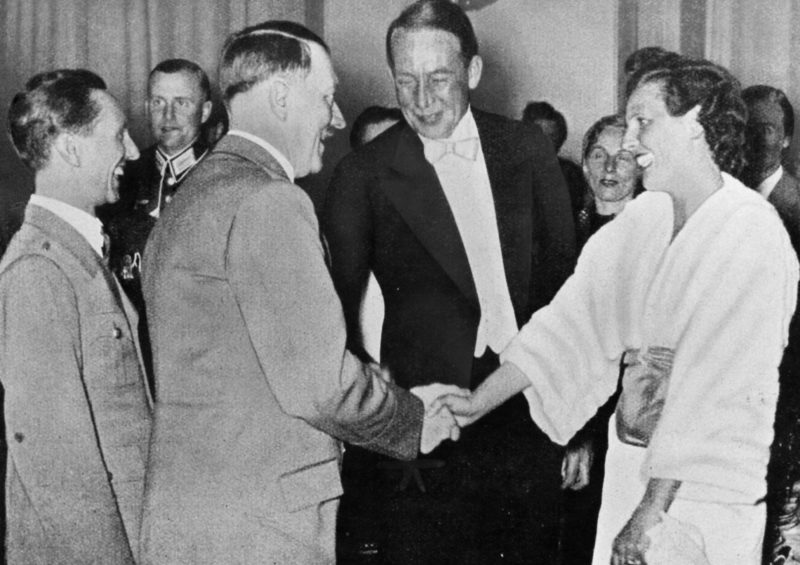 Йозеф Геббельс, Лени Рифеншталь и Адольф Гитлер. 1937 г.