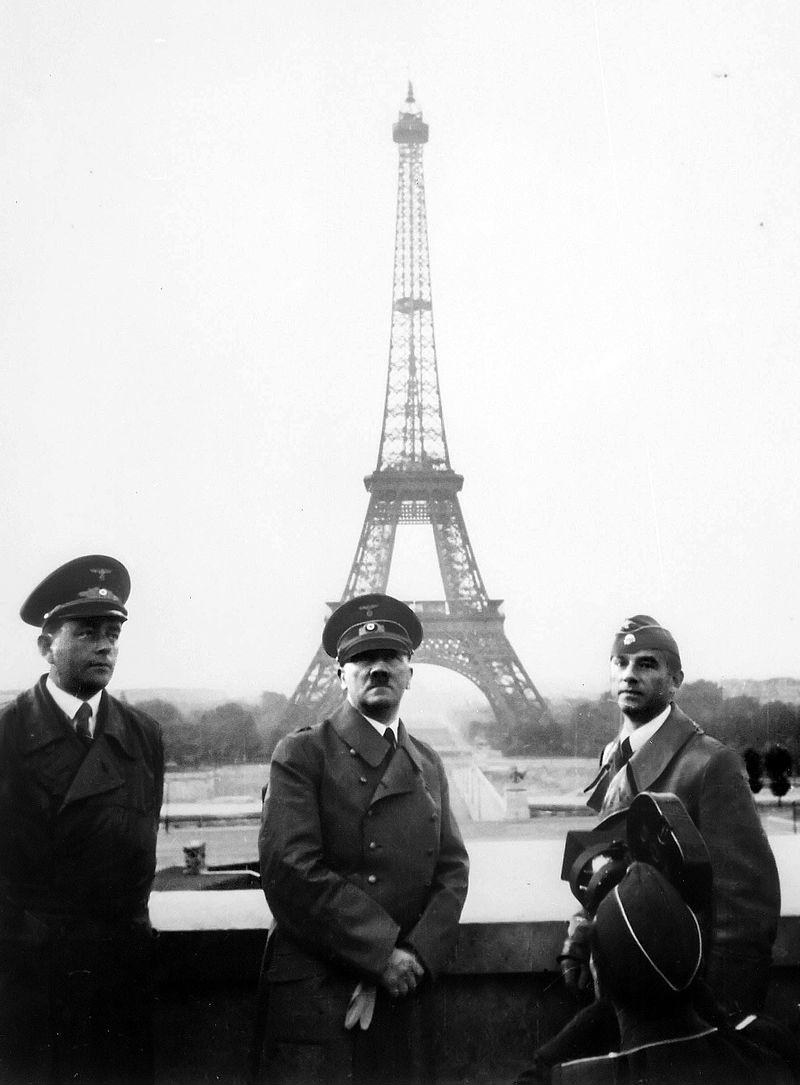 Адольф Гитлер, Альберт Шпеер и Арно Беккер в Париже. 1940 г.