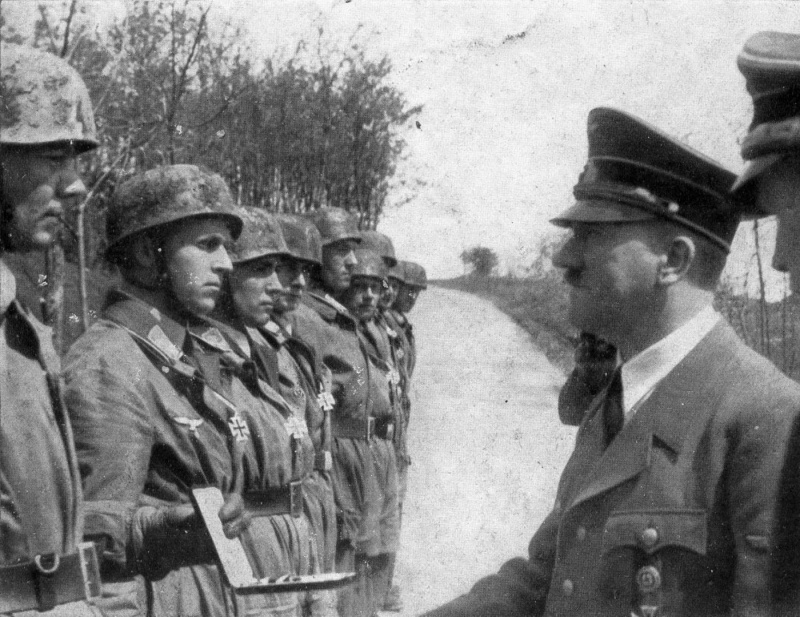 Адольф Гитлер вручает Железные кресты офицерам-десантникам. 1940 г.